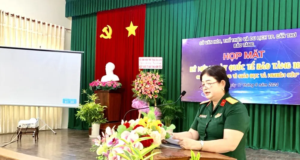 Đại diện Bảo tàng Quân khu 9 chia sẻ kinh nghiệm tại buổi họp mặt