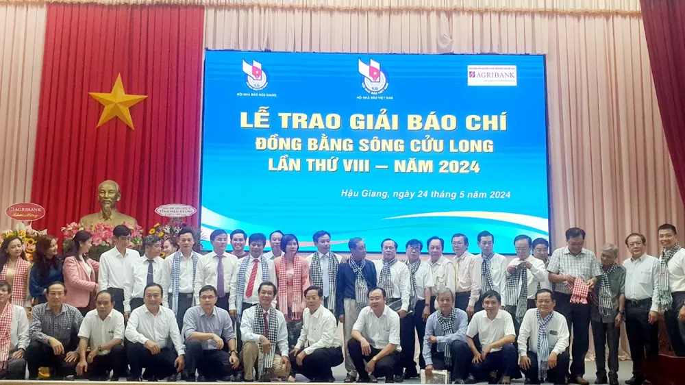 Ban tổ chức cùng hội đồng giám khảo và các đại biểu chụp hình lưu niệm tại lễ trao giải