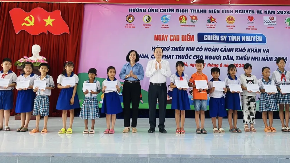 Các đại biểu tặng quà cho các em thiếu nhi tại chương trình sáng 1-6