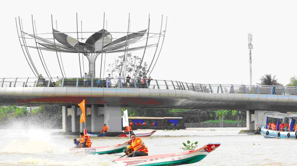 Các VĐV thi đấu quyết liệt trên sông nước TP Cần Thơ