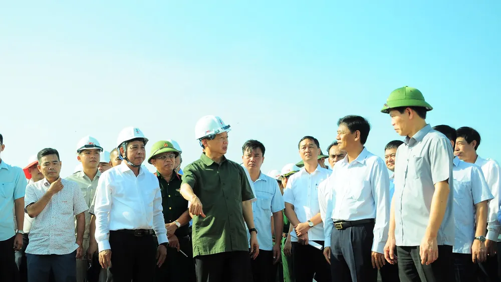 Phó Thủ tướng Trần Hồng Hà cùng đoàn công tác đến kiểm tra công trường tại điểm giao của dự án cao tốc đi qua địa bàn tỉnh Hậu Giang 