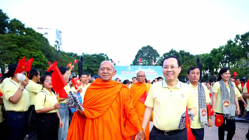 Bí thư Thành ủy TP Cần Thơ Nguyễn Văn Hiếu tham gia đi bộ "Đồng hành vì người nghèo"