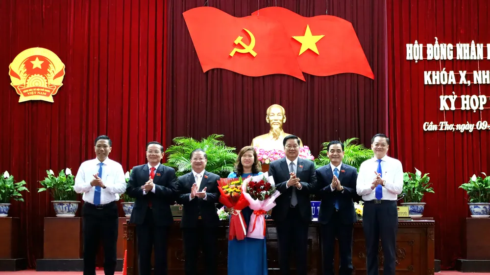 Lãnh đạo TP Cần Thơ tặng hoa chúc mừng bà Nguyễn Thị Ngọc Điệp
