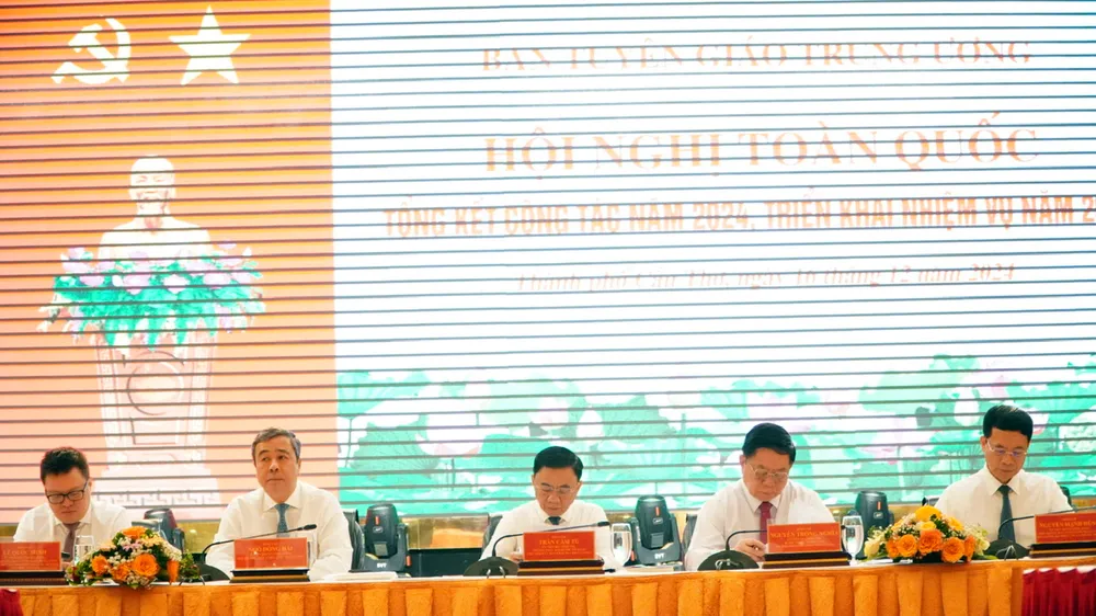 Các đồng chí lãnh đạo chủ trì hội nghị