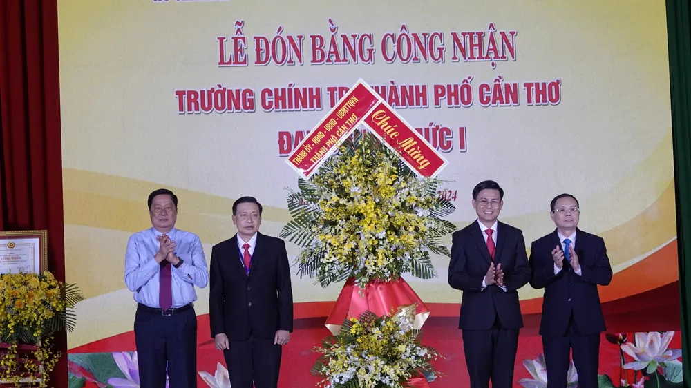 Trao bằng công nhận Trường Chính trị TP Cần Thơ đạt chuẩn mức 1
