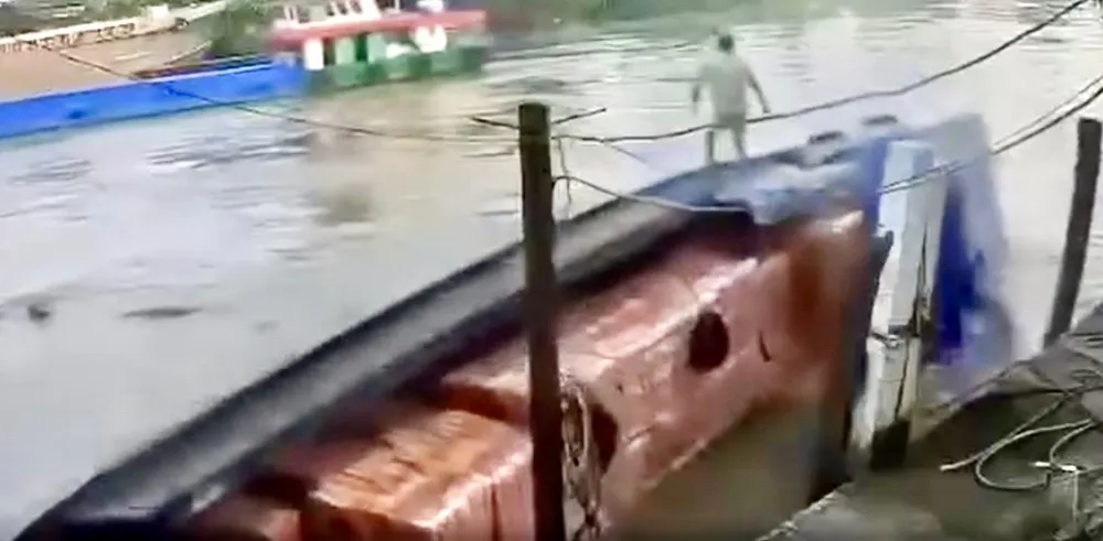 Ghe chở gạch chìm trên kênh xáng Xà No. Ảnh cắt từ clip