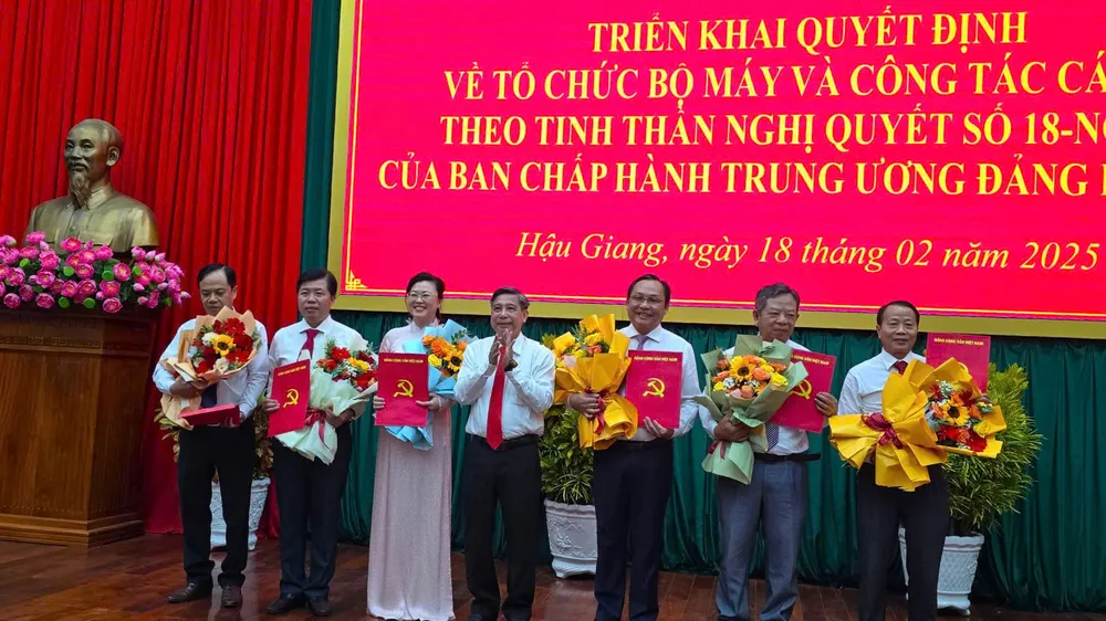 Bí thư Tỉnh ủy Hậu Giang Đồng Văn Thanh trao quyết định cho lãnh đạo Ban Tuyên giáo và Dân vận Tỉnh ủy