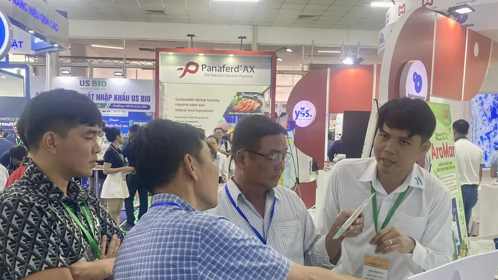 Khách tham quan một gian hàng tại hội chợ