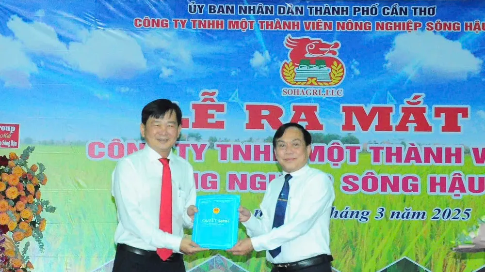 Ông Nguyễn Ngọc Hè, Phó Chủ tịch UBND TP Cần Thơ trao quyết định bổ nhiệm ông Nguyễn Thanh Phú, Giám đốc Nông trường Sông Hậu giữ chức Chủ tịch Công ty TNHH MTV Nông nghiệp Sông Hậu
