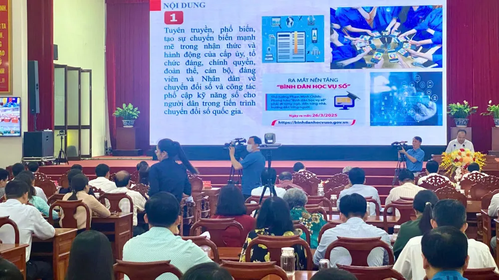 Quang cảnh phát động phong trào "Bình dân học vụ số"
