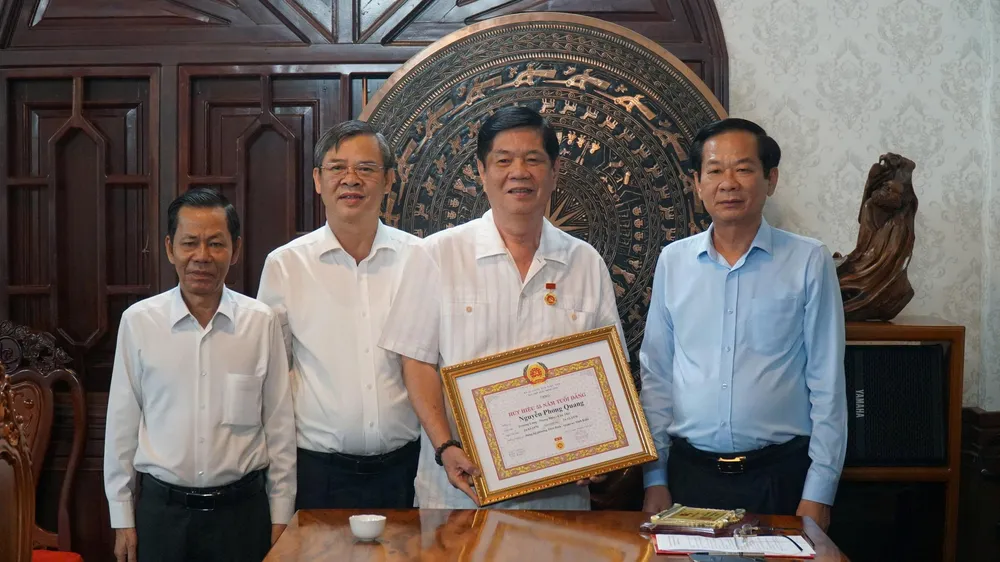 Lãnh đạo TP Cần Thơ trao Huy hiệu 55 năm tuổi Đảng cho đồng chí Nguyễn Phong Quang