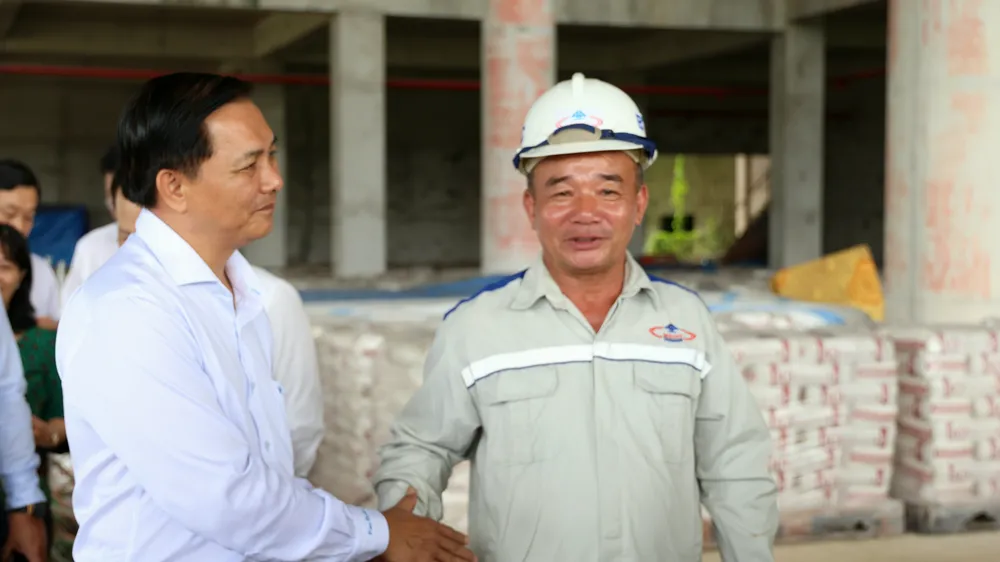 Chủ tịch UBND TP Cần Thơ Trần Văn Lâu đến thăm và động viên đội ngũ đang xây dựng Dự án Bệnh viện Ung bướu TP Cần Thơ 