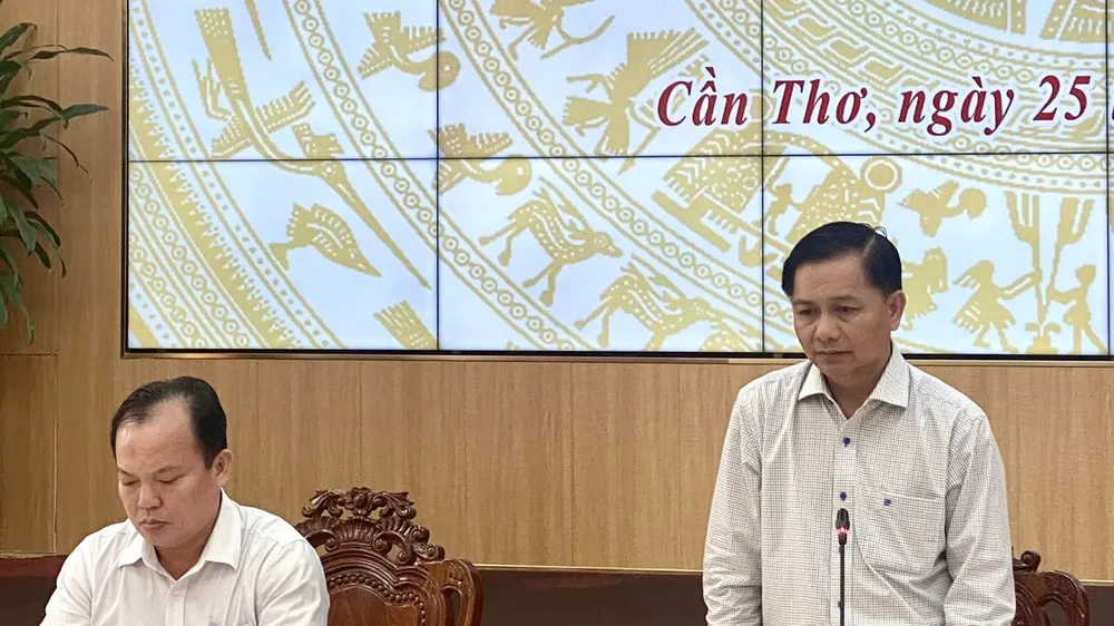 Chủ tịch UBND TP Cần Thơ Trần Văn Lâu phát biểu tại cuộc họp
