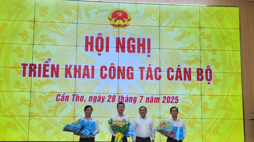 Phó Chủ tịch UBND TP Cần Thơ Trần Chí Hùng tặng hoa chúc mừng các cán bộ vừa được bổ nhiệm
