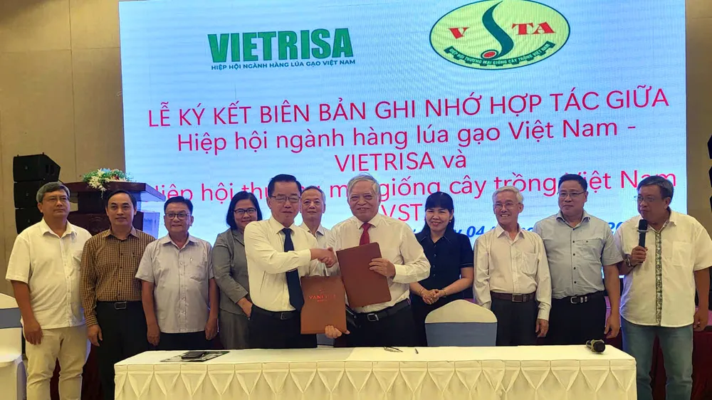 Đại diện Hiệp hội Ngành hàng lúa gạo Việt Nam và Hiệp hội Thương mại Giống cây trồng Việt Nam ký kết biên bản ghi nhớ hợp tác