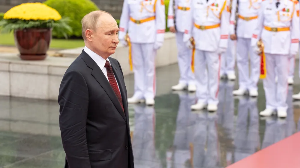 Tổng thống Liên bang Nga Vladimir Putin đặt vòng hoa tưởng niệm các Anh hùng liệt sĩ và vào Lăng viếng Chủ tịch Hồ Chí Minh