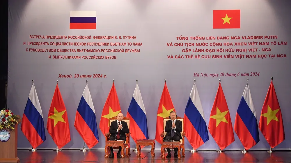Chủ tịch nước Tô Lâm và Tổng thống Liên bang Nga Vladimir Putin gặp gỡ cựu sinh viên Việt Nam từng học tập tại Nga