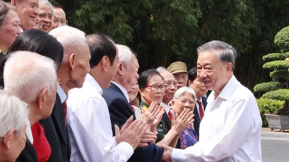 Tổng Bí thư, Chủ tịch nước Tô Lâm gặp mặt cán bộ từng phục vụ Bác Hồ tại Phủ Chủ tịch