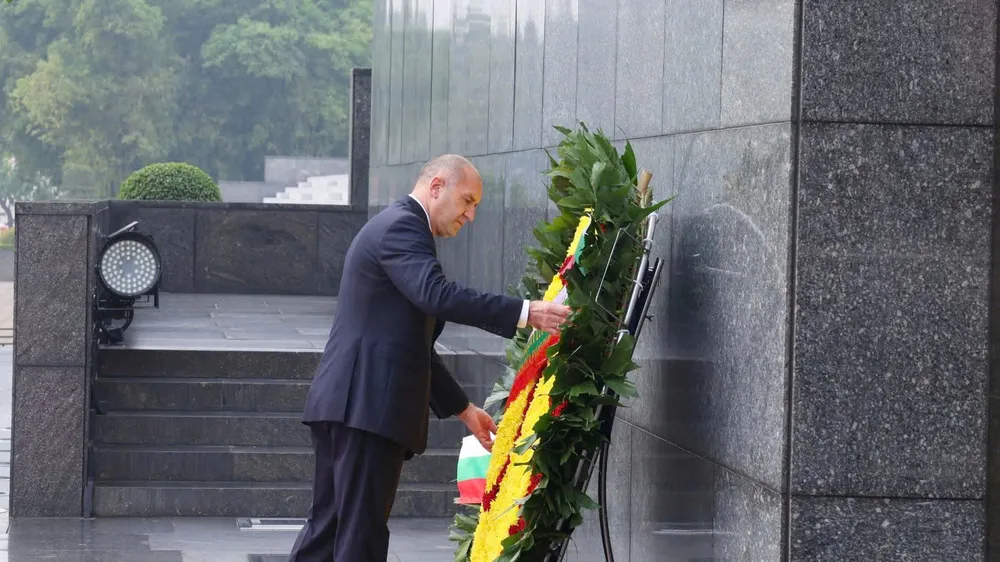 Tổng thống Bulgaria Rumen Radev và Phu nhân đặt vòng hoa tưởng niệm Chủ tịch Hồ Chí Minh