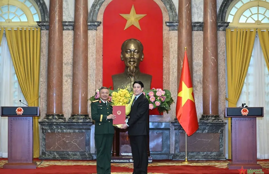Chủ tịch nước trao quyết định thăng quân hàm Thượng tướng đối với đồng chí Lê Quang Minh