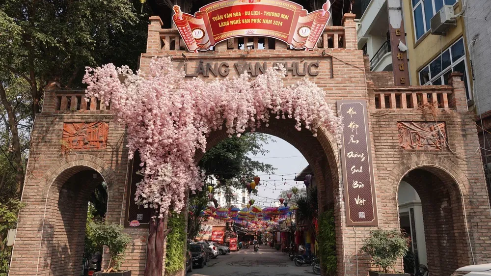 Rộn ràng làng lụa Vạn Phúc ngày cận tết