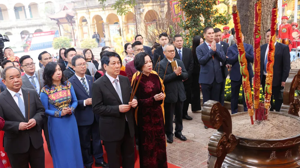 Chủ tịch nước Lương Cường cùng Phu nhân và đại diện đoàn kiều bào tiêu biểu dâng hương tại Điện Kính Thiên, sáng 19-1. Ảnh: QUANG PHÚC