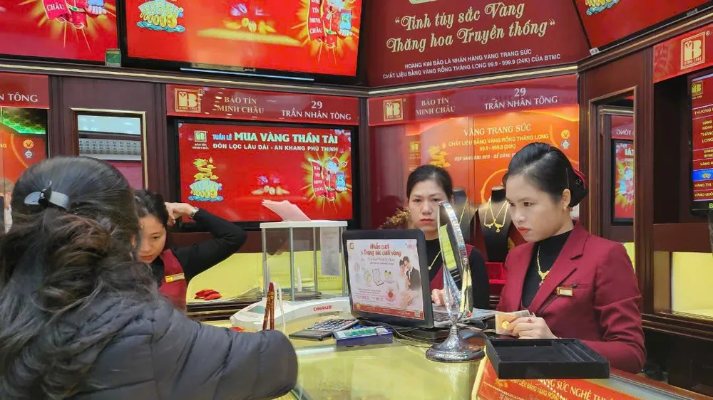 Giá vàng tăng, sản phẩm vàng tài lộc vẫn “cháy hàng”