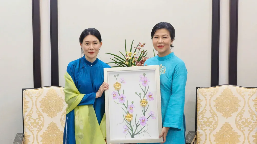 Phu nhân Tổng Bí thư Tô Lâm tiếp phu nhân Thủ tướng Singapore