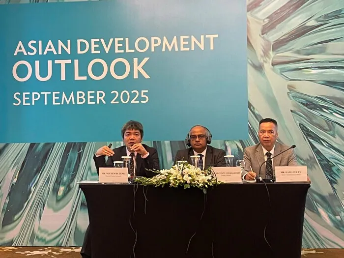 ADB nâng dự báo tăng trưởng kinh tế Việt Nam lên 6,7%