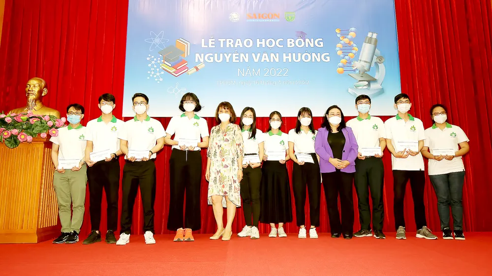 Những sinh viên nhận học bổng Nguyễn Văn Hưởng lần thứ 24 năm 2022. Ảnh: DŨNG PHƯƠNG