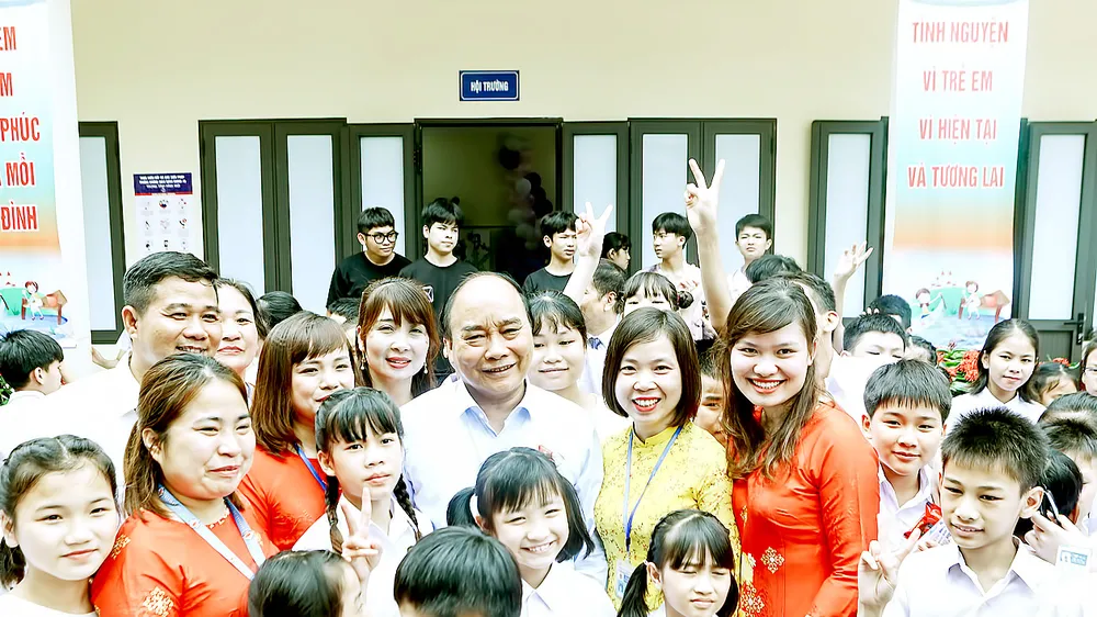Chủ tịch nước Nguyễn Xuân Phúc đến thăm, tặng quà trẻ khuyết tật tại Trung tâm Nuôi dưỡng trẻ khuyết tật Hà Nội (thị trấn Chúc Sơn, huyện Chương Mỹ). Ảnh: QUỐC HÙNG