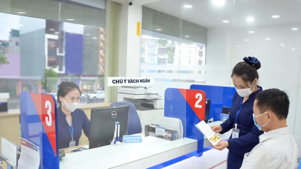 Tín dụng tăng nên nhiều ngân hàng tăng lãi suất tiết kiệm. Ảnh: PHAN LÊ