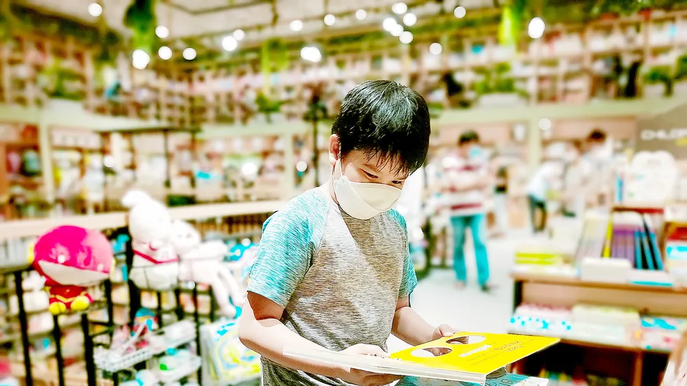 Trẻ chọn mua sách tại một nhà sách hiện đại ở TPHCM. Ảnh: DŨNG PHƯƠNG