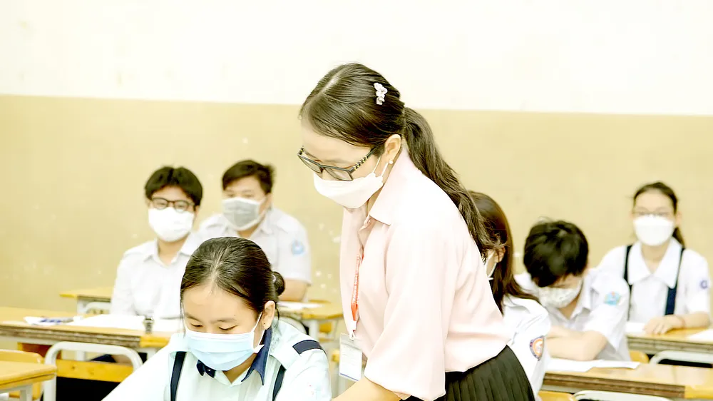 Học sinh tham gia kỳ thi tuyển sinh lớp 10 công lập tại điểm thi Trường THCS Bàn Cờ ngày 11-6. Ảnh: CAO THĂNG