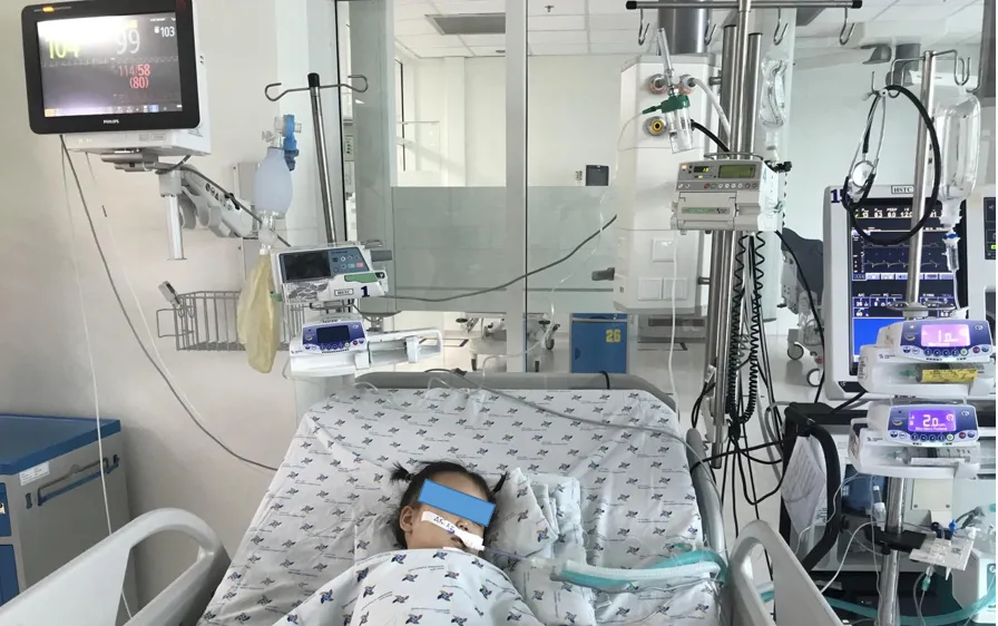 Cứu sống bé 2 tuổi bị dây ba lô siết cổ
