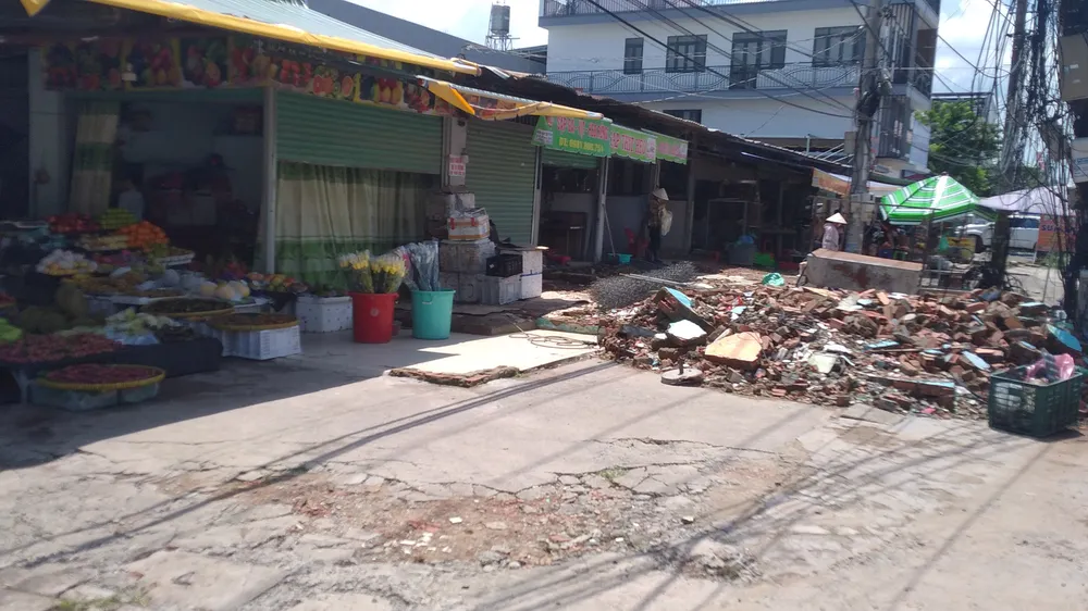 Nhiều kiốt đã được xây dựng và cho thuê của gia đình ông Thái Xuân Kiên bị địa phương quy là đất nông nghiệp