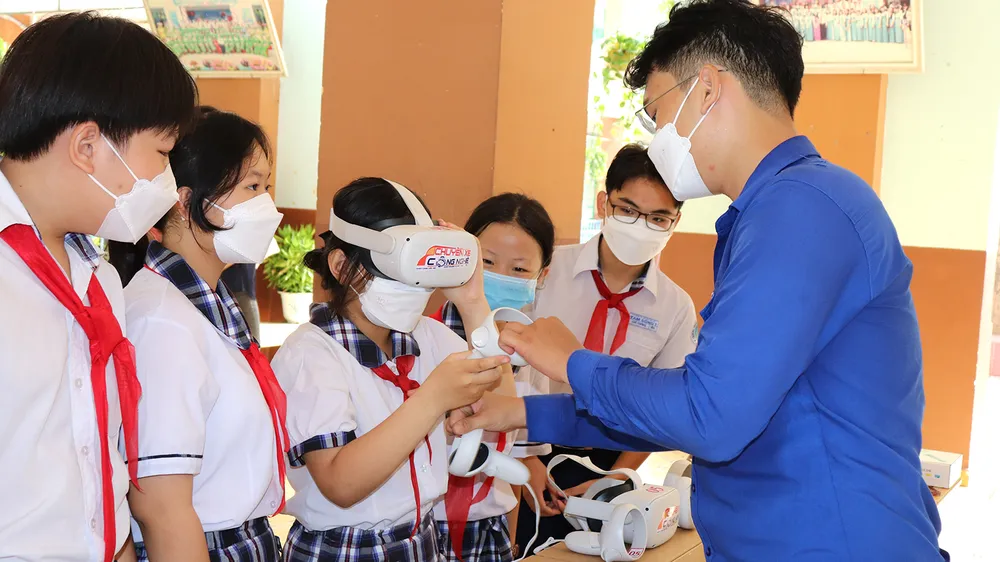 Học sinh Trường THCS Tam Đông 1 (huyện Hóc Môn, TPHCM) trải nghiệm các hoạt động thông qua chuyến xe công nghệ