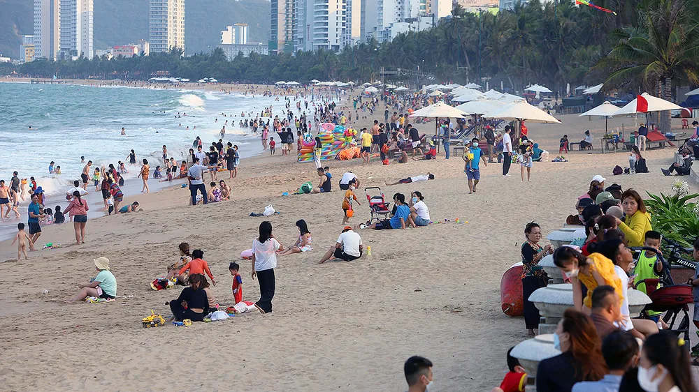 Bãi biển Nha Trang, tỉnh Khánh Hòa thu hút đông đảo du khách