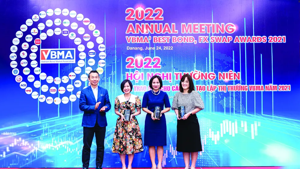 Đại diện SCB, bà Huỳnh Kim Phụng (thứ hai từ trái qua), Giám đốc Kinh doanh Trái phiếu Chính phủ, nhận giải thưởng của VBMA