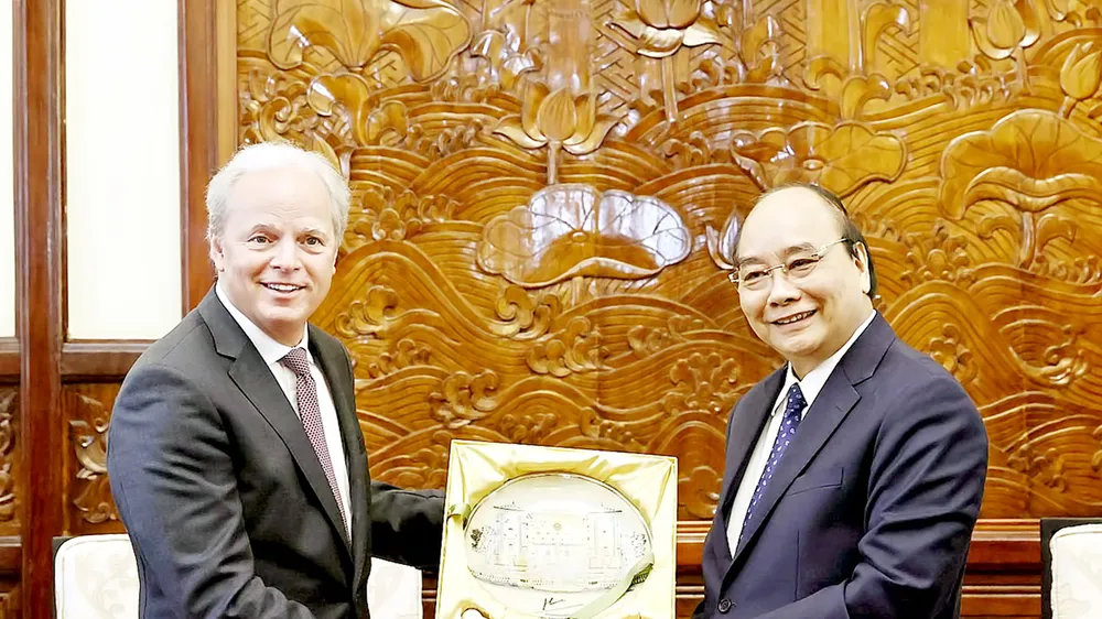 Chủ tịch nước Nguyễn Xuân Phúc trao quà lưu niệm tặng ông Axel van Trotsenburg