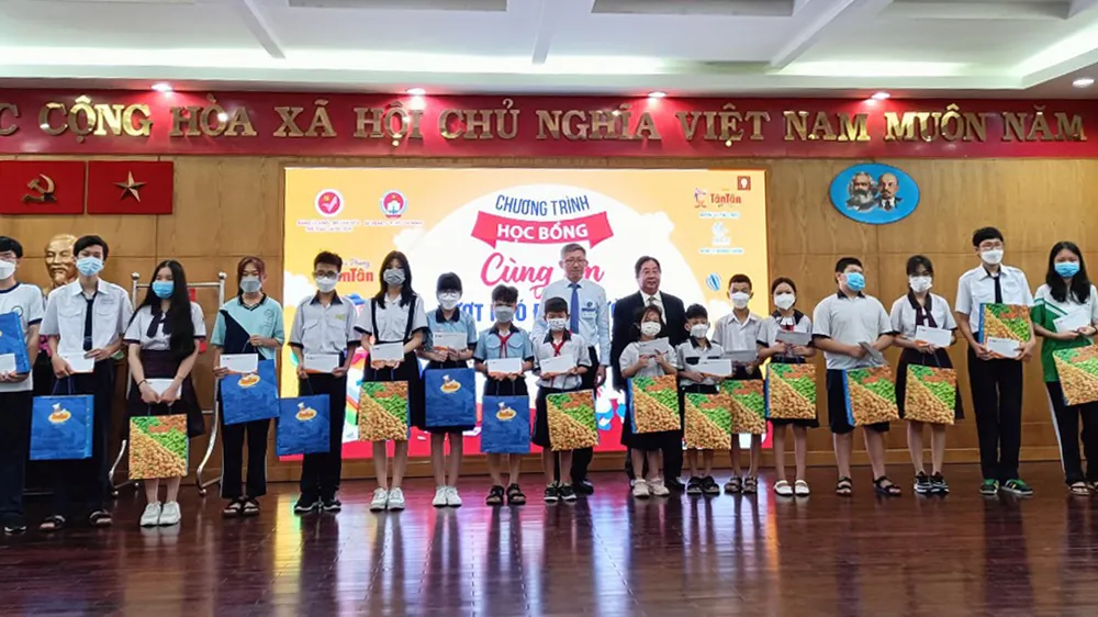 Học sinh được nhận học bổng “Cùng em vượt khó đến trường” do Sở GD-ĐT TPHCM trao tặng vào sáng 19-7