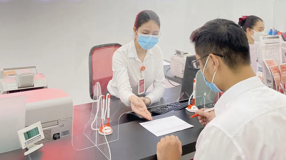 Khách hàng giao dịch tại ngân hàng. Ảnh: Minh Huy