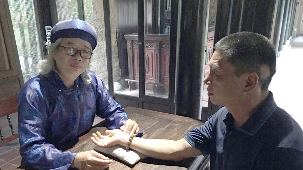 Du khách chữa bệnh tại không gian Đại Nam Thái Y Đường (TP Huế). Ảnh: VĂN THẮNG