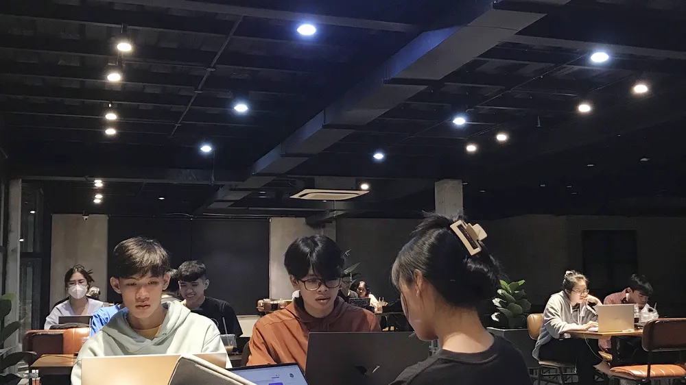 Nhiều bạn trẻ thường chọn cà phê 24/7 chạy deadline cùng bạn bè