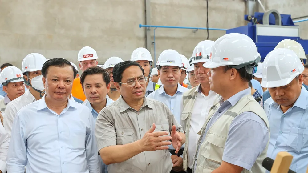 Thủ tướng Phạm Minh Chính yêu cầu nhà thầu đẩy nhanh thi công các hạng mục của dự án. Ảnh: VIẾT CHUNG