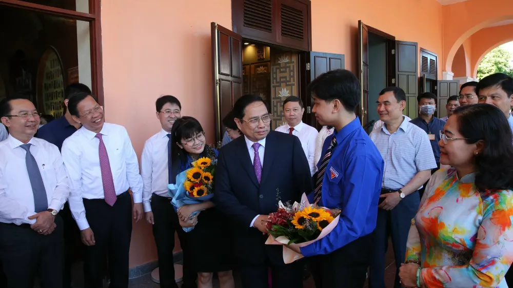 Lãnh đạo Đảng, Nhà nước và TPHCM chúc mừng các đảng viên trẻ là học sinh THPT được đứng vào hàng ngũ của Đảng. Ảnh: Hồng Hải