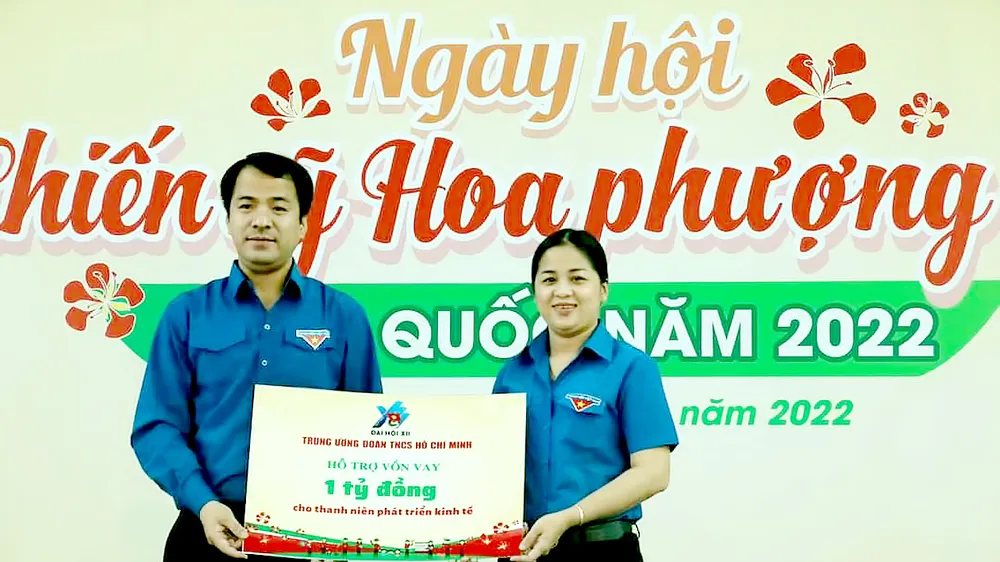 Đại diện Trung ương Đoàn trao 1 tỷ đồng hỗ trợ thanh niên Cần Thơ phát triển kinh tế