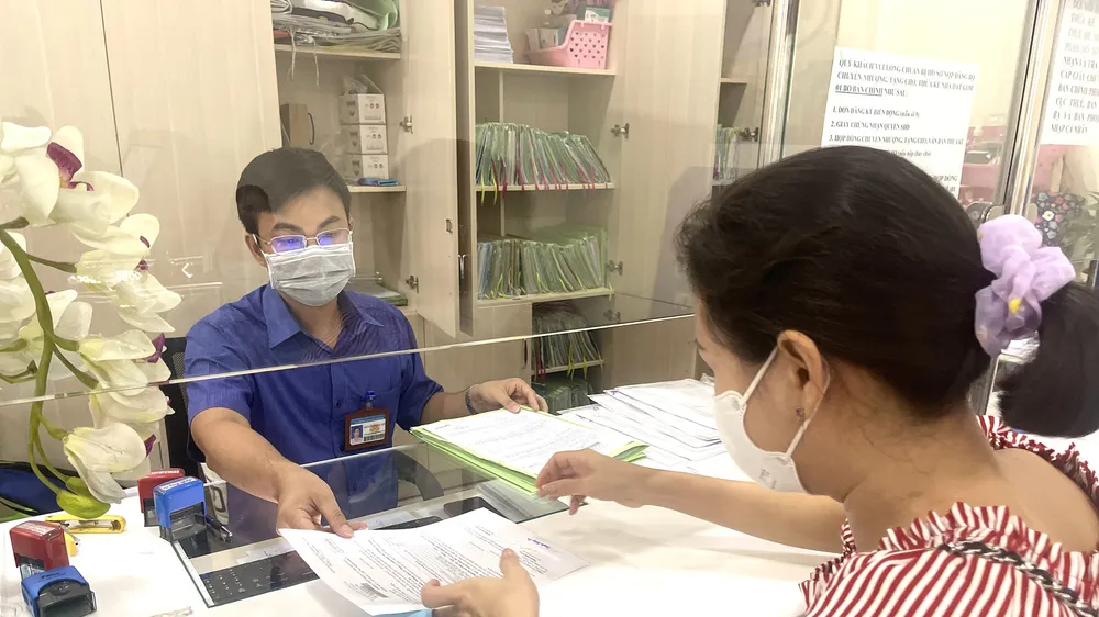 Cán bộ trẻ Nguyễn Hoàng Sơn (UBND quận Bình Tân, TPHCM) tiếp nhận hồ sơ của người dân