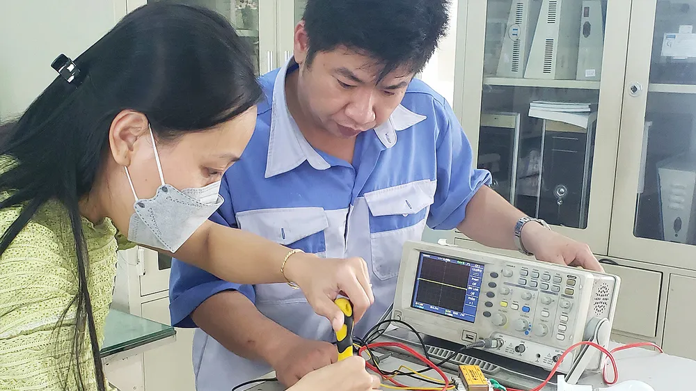 Thí sinh tham gia phần thi thực hành tại Hội thi Bàn tay vàng cấp Thành phố năm 2022