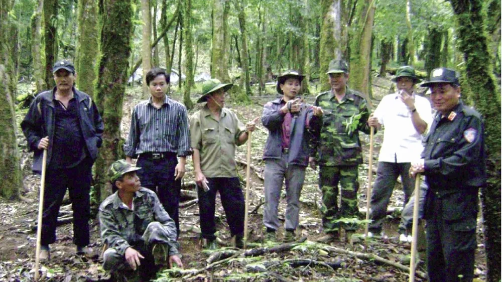 Ông Trần Hoàn (áo sọc thứ 2 từ trái qua) Chủ tịch HĐQT Công ty Cổ phần Sâm Ngọc Linh Kon Tum